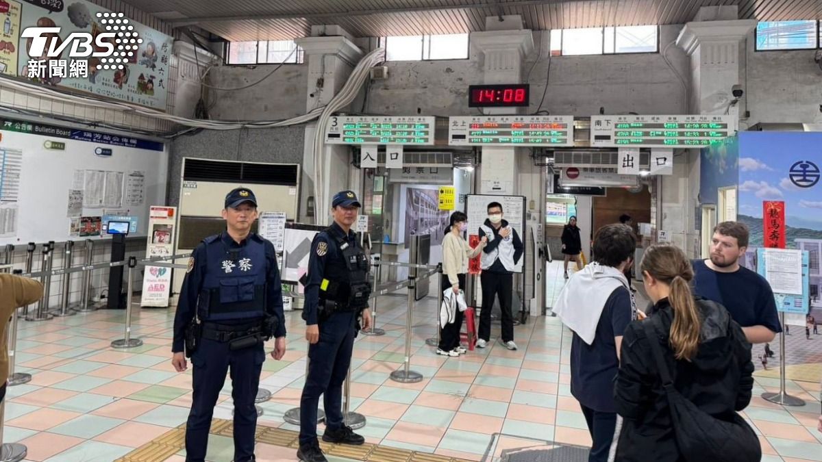 警方於228連假加派警力戒備。（圖／TVBS）