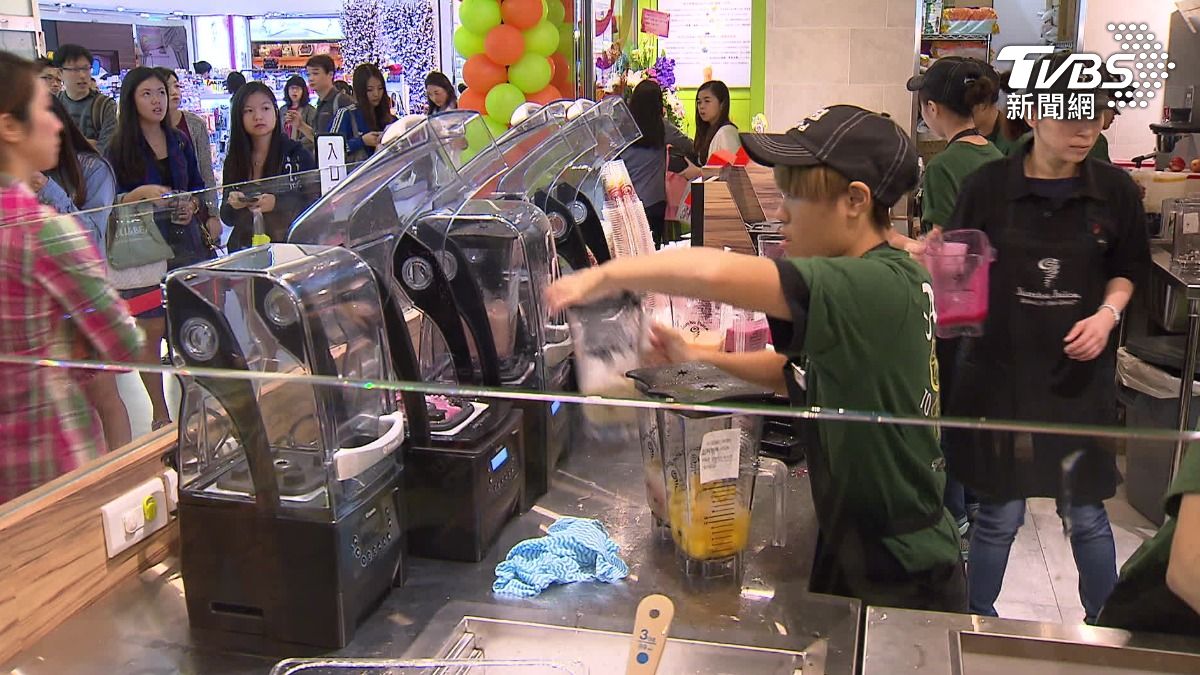 Jamba Juice進駐台灣剛開幕吸引大批人潮。（圖／TVBS）