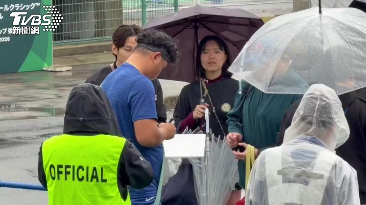 即使2號的官辦熱身賽取消,但胡智爲仍走出球場幫球迷們簽名。(圖/TVBS)