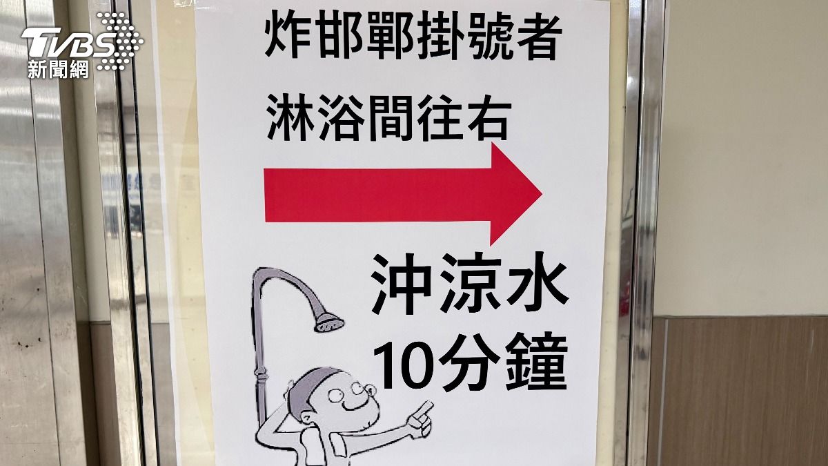 部東醫院在急診室外頭貼出公告，因每年炮炸寒單活動都有大批燒燙傷病患入院。（圖／TVBS）