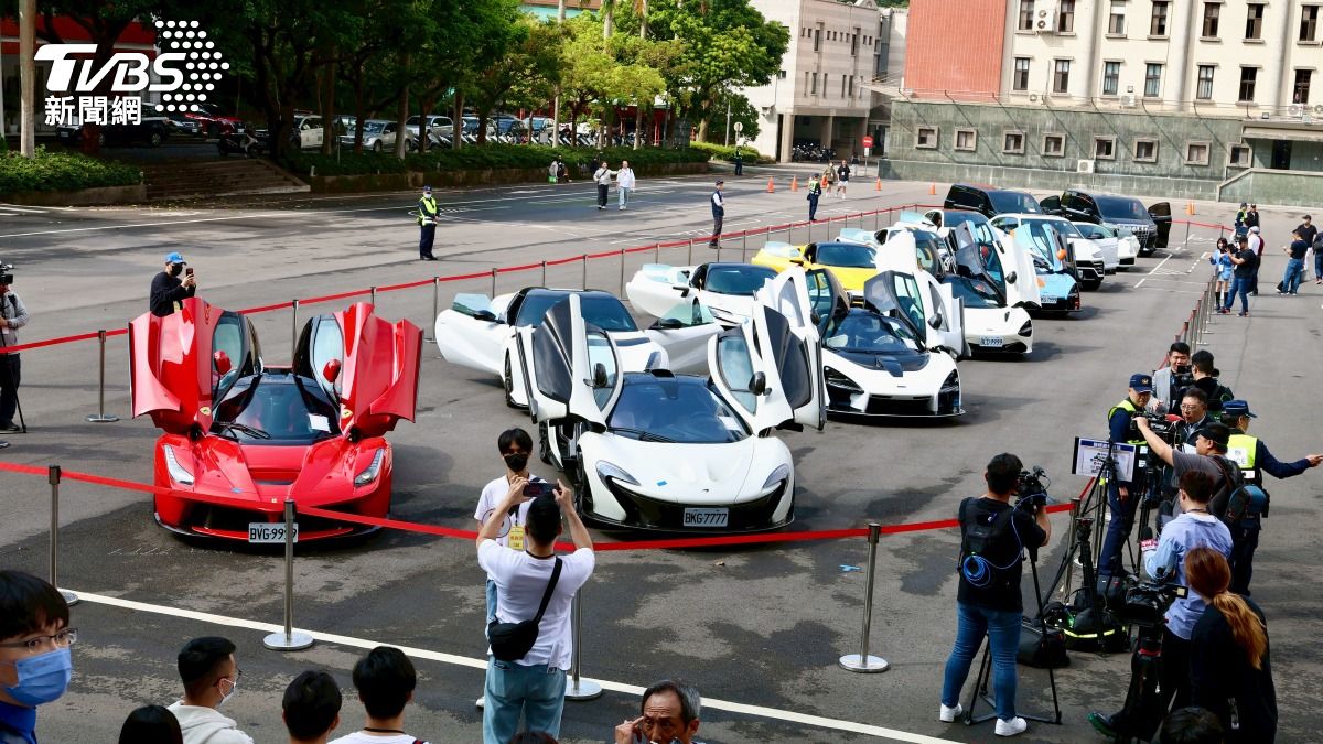 太子集團33輛豪車在警專拍賣。(圖/潘建樺攝)