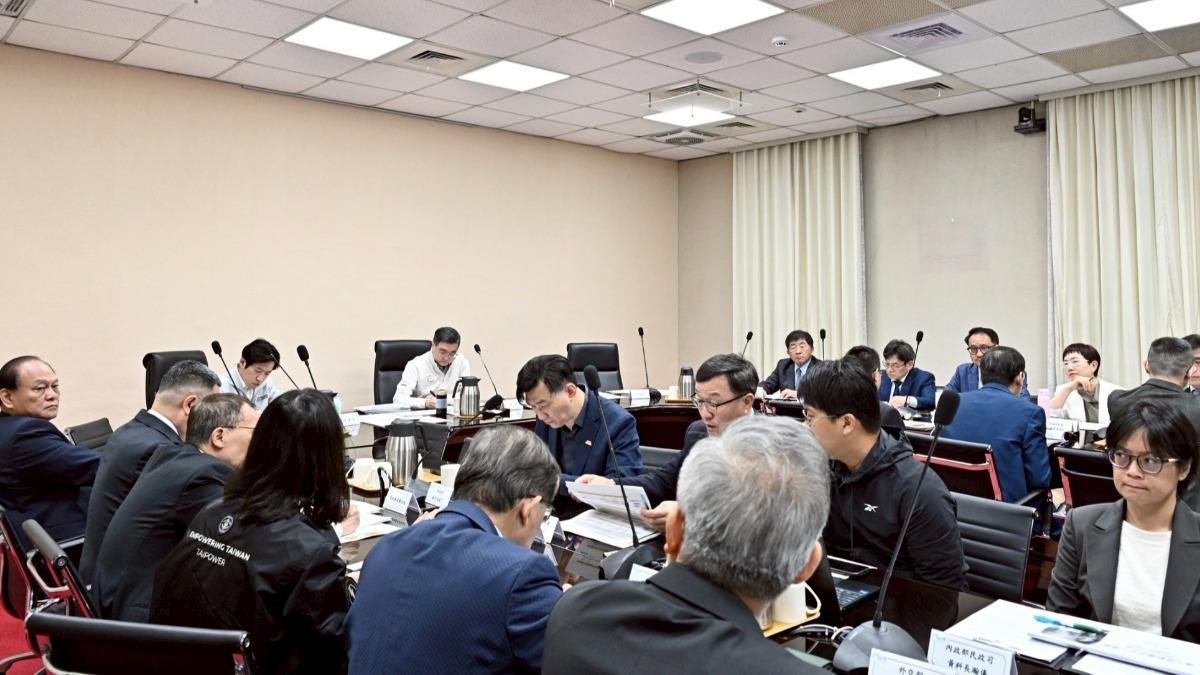 卓榮泰今(2)日邀集財政部、金管會、外交部及經濟部召開會議,聽取中東最新情勢報告及部會整備作為。(圖/行政院提供)
