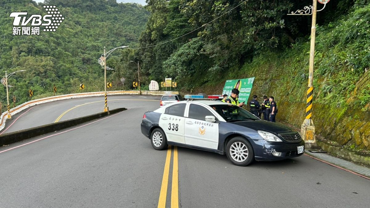 機車下坡時失控自撞電線杆,造成1死2傷悲劇。(圖/TVBS)