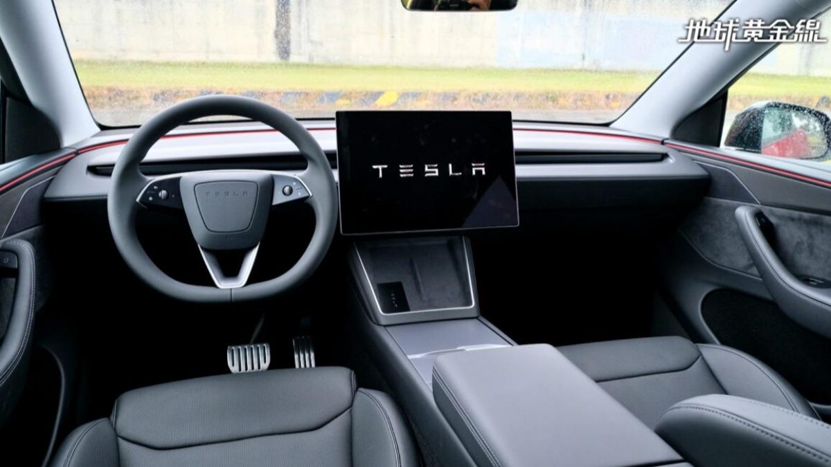 特斯拉Model 3升級有望?疑新內裝代碼曝 高階版升級2K大螢幕