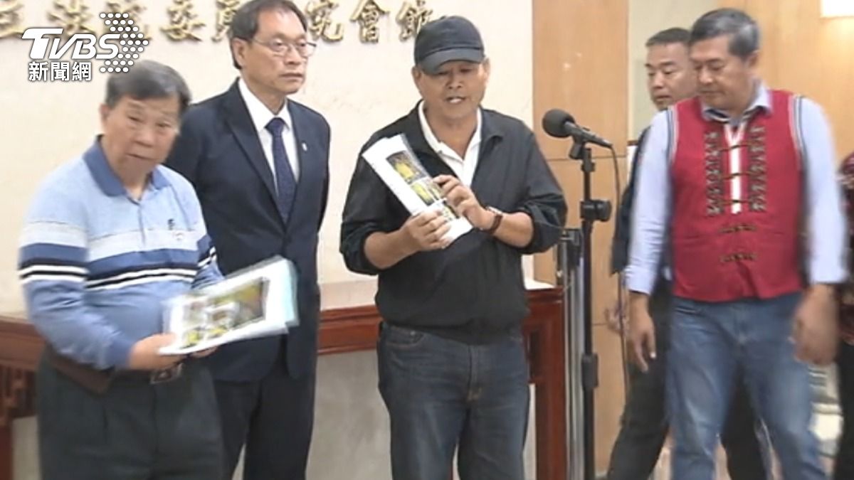 反對枋山風電自救會長控訴風電開發商,利用發放民生物資誘導老人家簽名。(圖/TVBS)