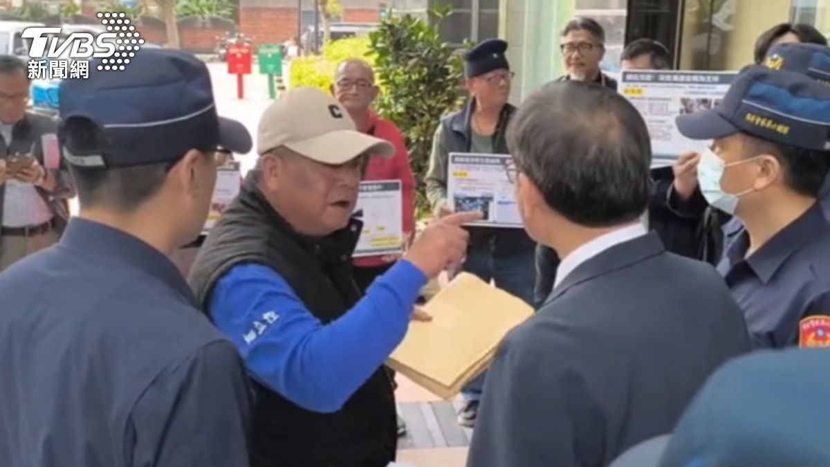 支持風電的鄉親也齊聚立院外遞交陳情書,盼各界聽取雙方聲音。(圖/TVBS)