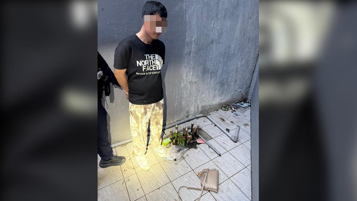 警方逮捕竊嫌,追回錢包。(圖/警方提供)