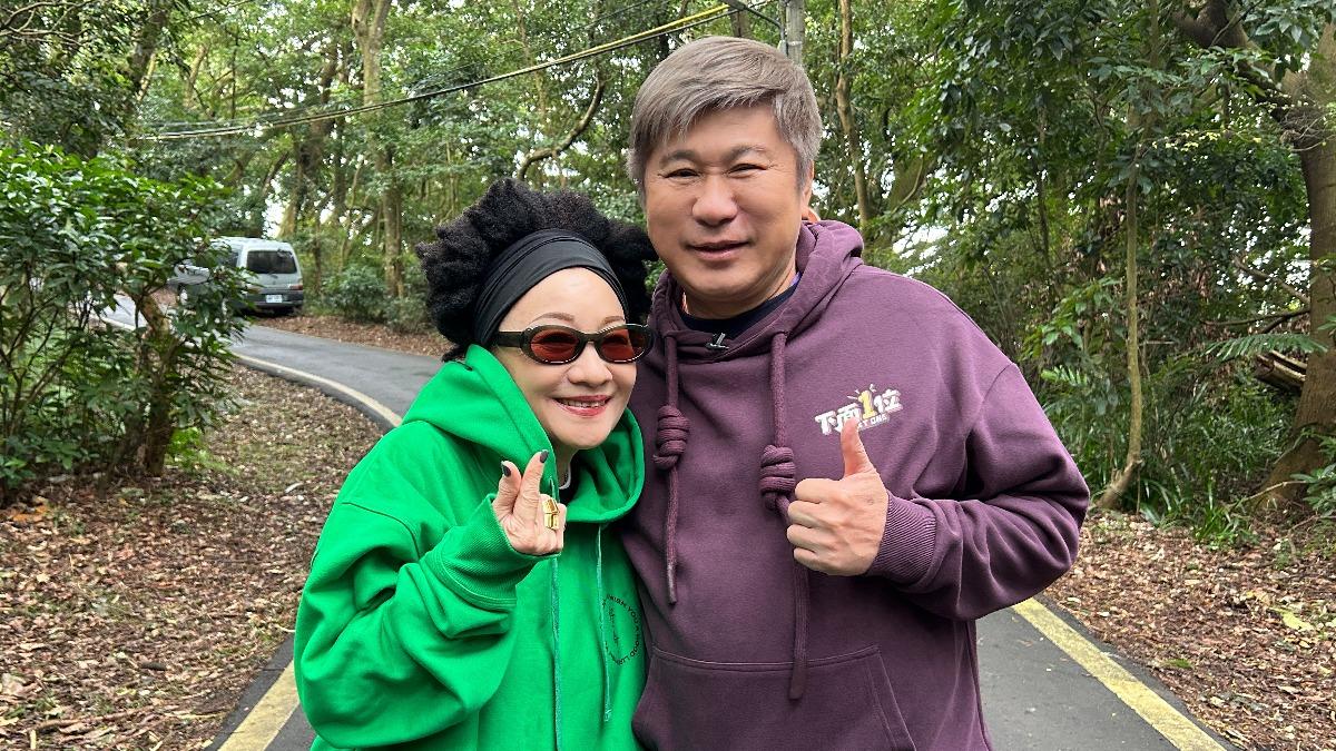 比莉跳一半「鞋子噴飛」臉綠糗了！爆昔張小燕出手　她代班意外出道
