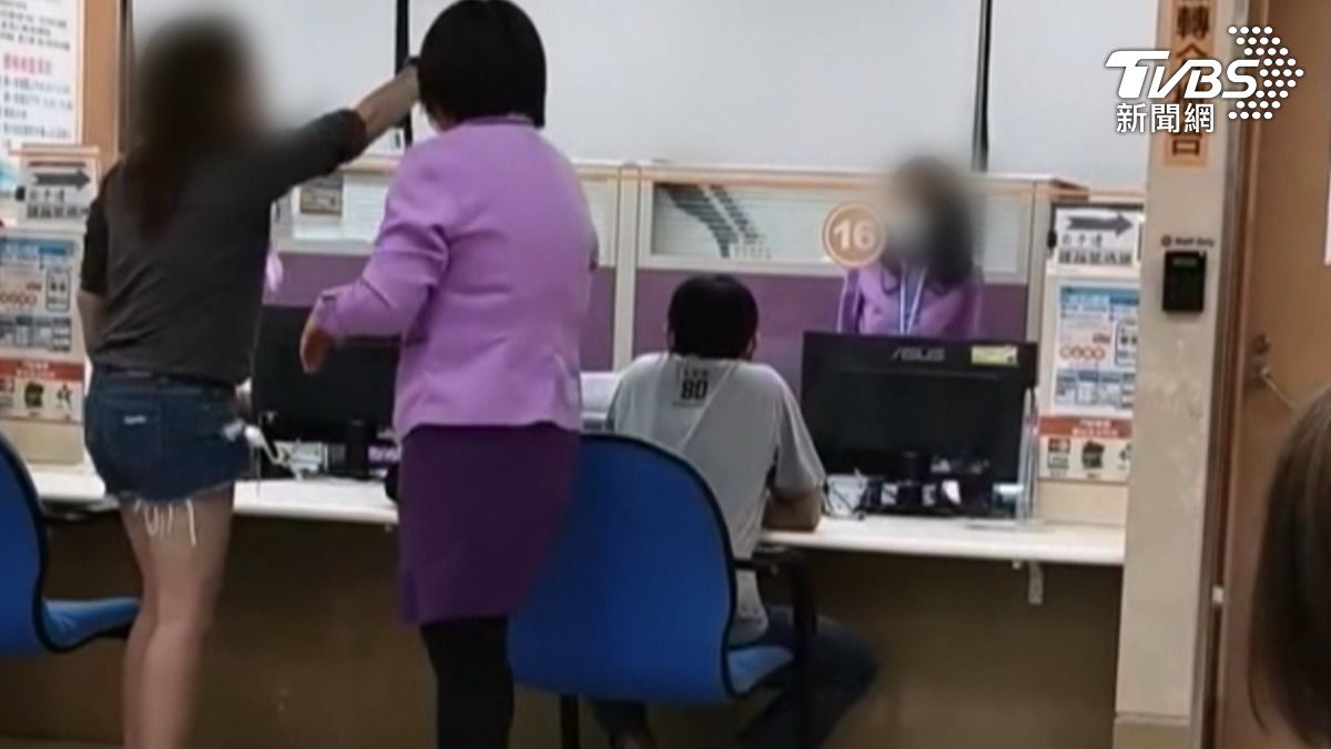 台南成大醫院的掛號櫃台，一名女子懷疑醫院員工，把她的證件故意丟在地上，因此氣到找人理論，還一度嗆要提告。（圖／民眾提供）