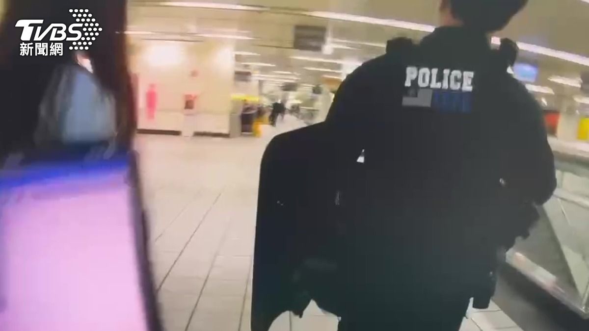 警方在捷運站內搜查。（圖／TVBS）