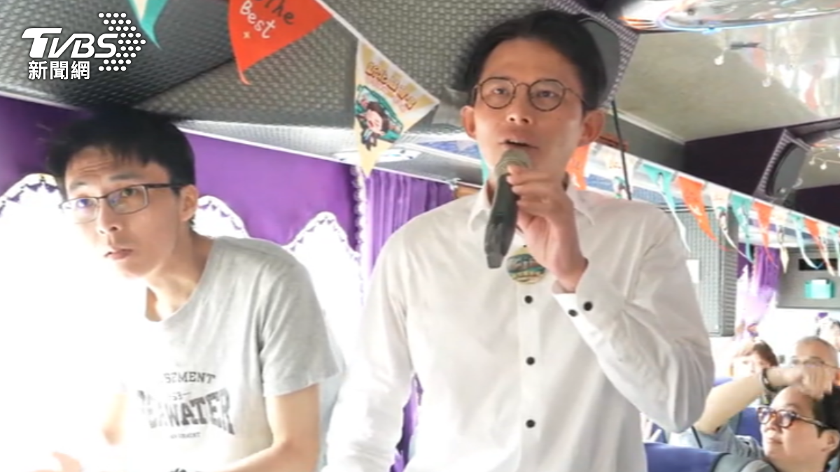 搶攻60歲以上長者票倉,黃國昌啟動歡唱巴士與長輩同樂。(圖/TVBS)
