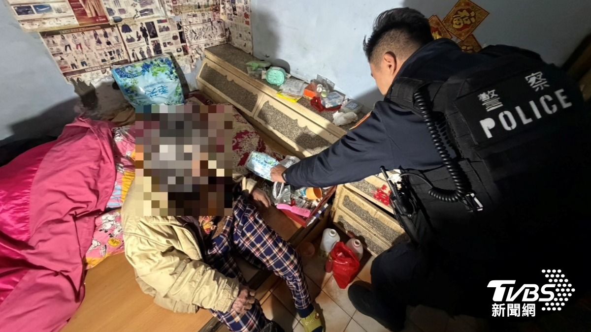 員警順利將吳婦送返住處，並攙扶她至床邊坐下休息。（圖／TVBS）