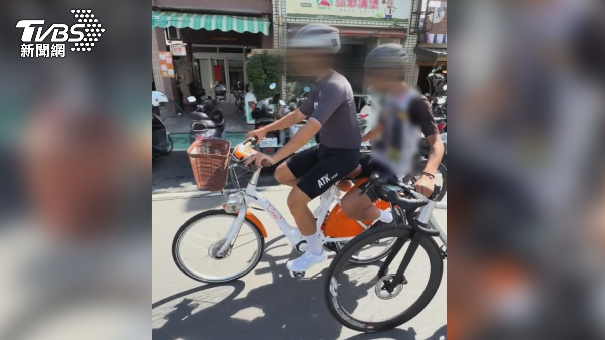 微笑單車發言人 林苑毓:「後方設計是用來裝載電池的,並非設計給民眾來做乘坐,對騎乘者跟後面的人員都是危險不安全,而且外殼上就已經有清楚寫下請勿乘坐的告示。(圖/翻攝自抖音)