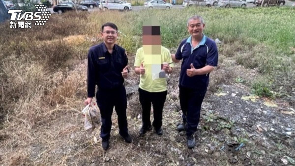 許姓男子聽到自己手機的鈴聲,終於露出笑容,因為手機失蹤了三天,最後靠著員警在空地挖掘,才終於讓手機出土,也非常感謝警方的協助(圖/TVBS)