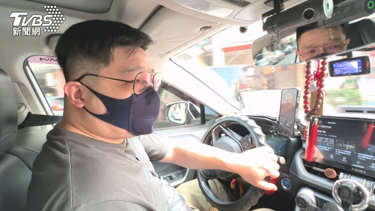 駕駛因為提醒乘客車上吃東西垃圾要帶下車,乘客留惡評非法駕駛(TVBS/圖)