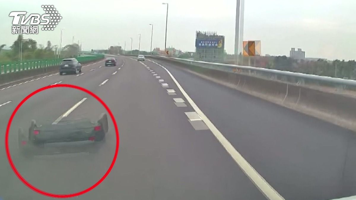 中線車道進口轎車高速通過後保險桿直接噴飛(TVBS/圖)
