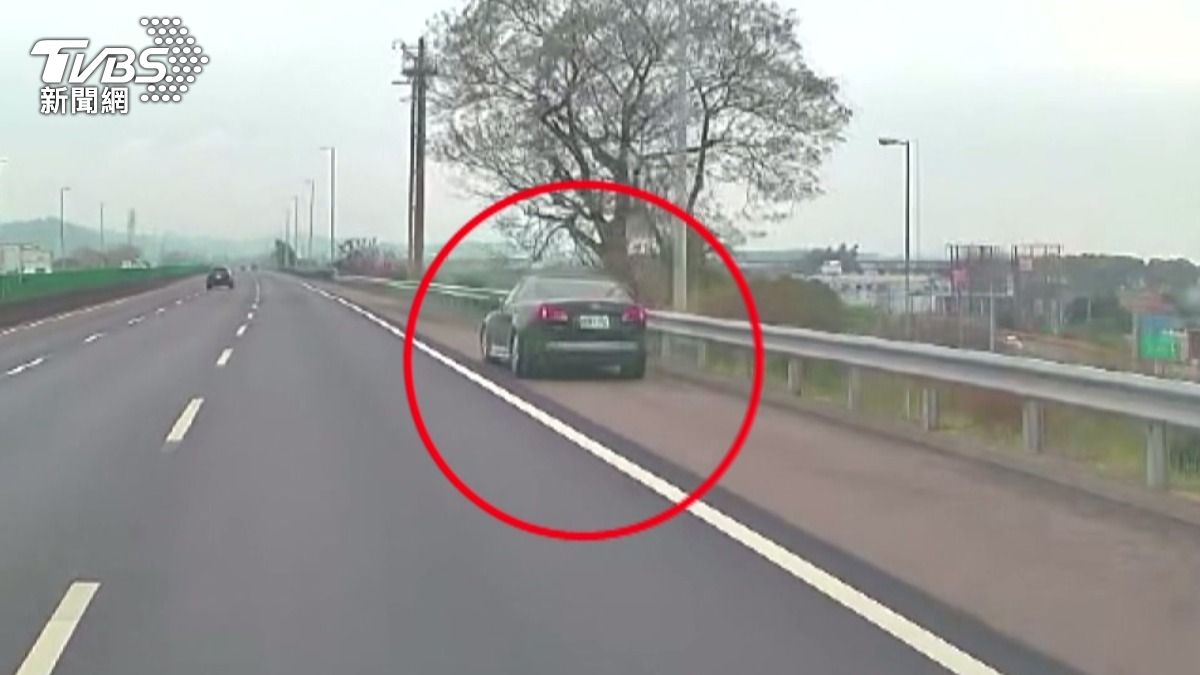 中線車道進口轎車高速通過後保險桿直接噴飛(TVBS/圖)