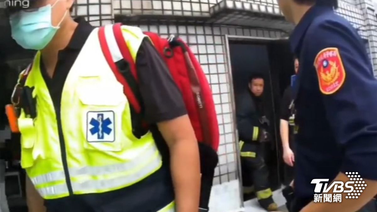 三峽一間火鍋老闆娘受傷,網友看了直播影片串聯警消救援。(圖/TVBS)