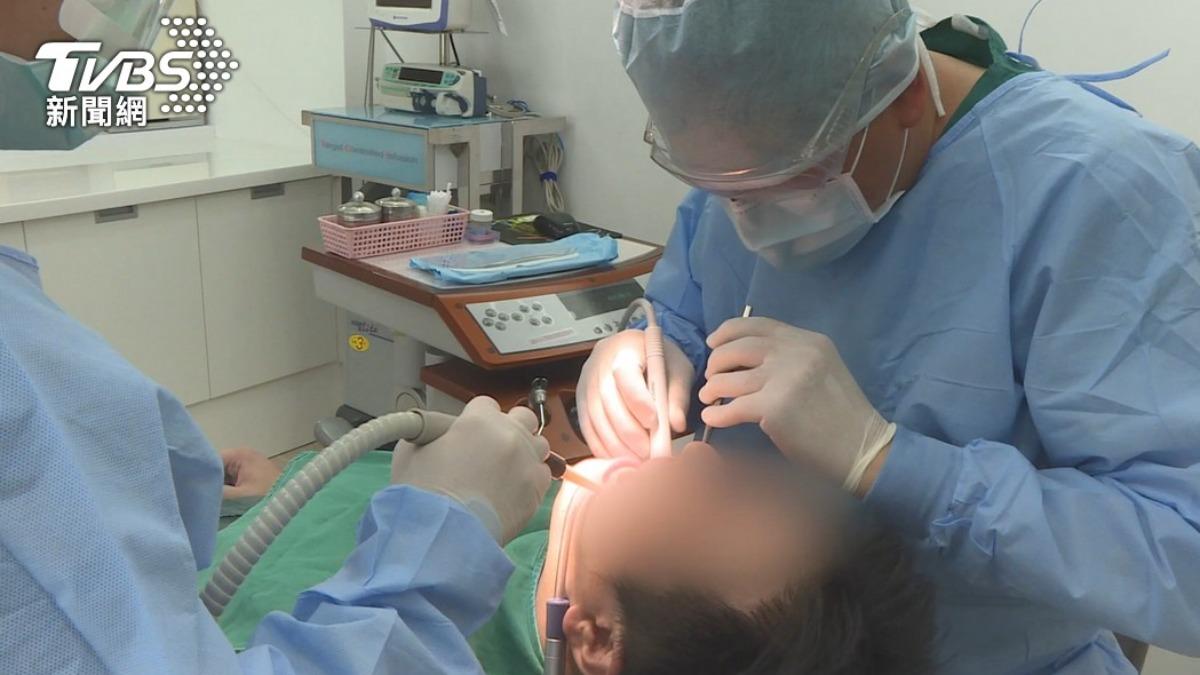 牙醫診所爆偷拍！短裙女員工驚見「桌底鏡頭」怒告　院長急喊冤
