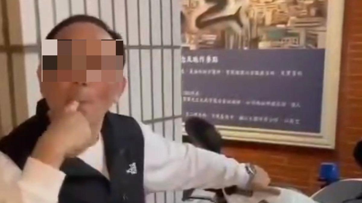 所徐姓所長，於上個月底（2月27日）指導新進同仁清洗警用機車時，為強調車輛整潔度，竟當眾採取「吸吮手指沾滿口水、塗抹機車後再放入口中」之極端且不衛生動作。（圖／民眾提供）
