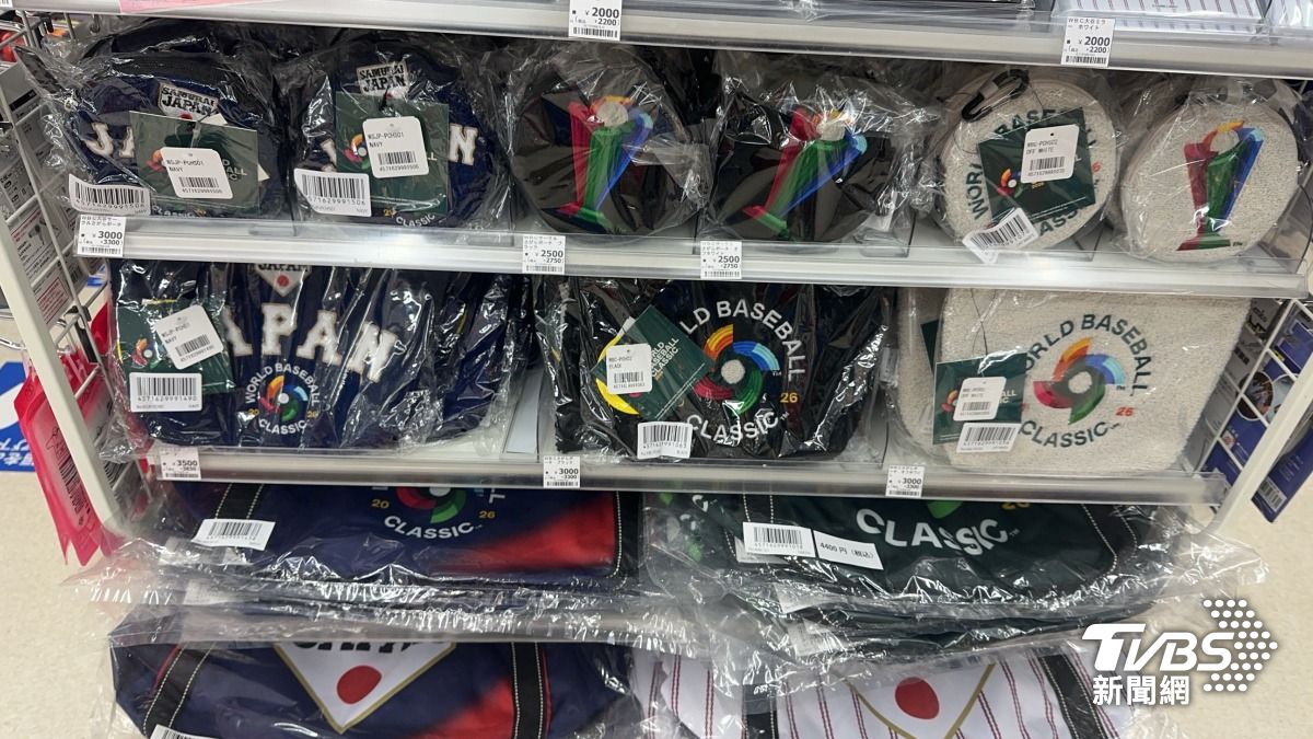 東京巨蛋周邊商店販售日本武士隊周邊商品。(圖/球迷提供)