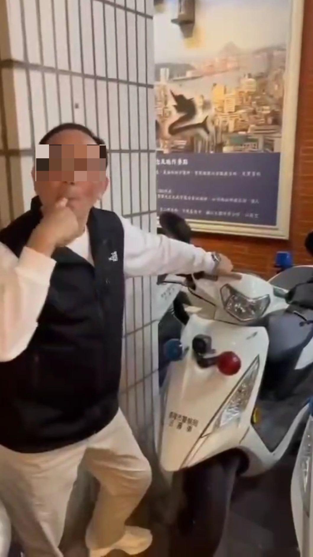 徐姓所長因其「吮指洗車」行為，遭基隆市警局第一分局申誡處分。（圖／民眾提供）