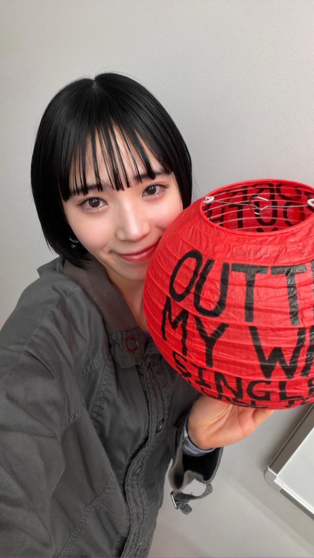 AYUNi D與主辦單位特製的紅燈籠合影。（圖／AYUNi D提供）