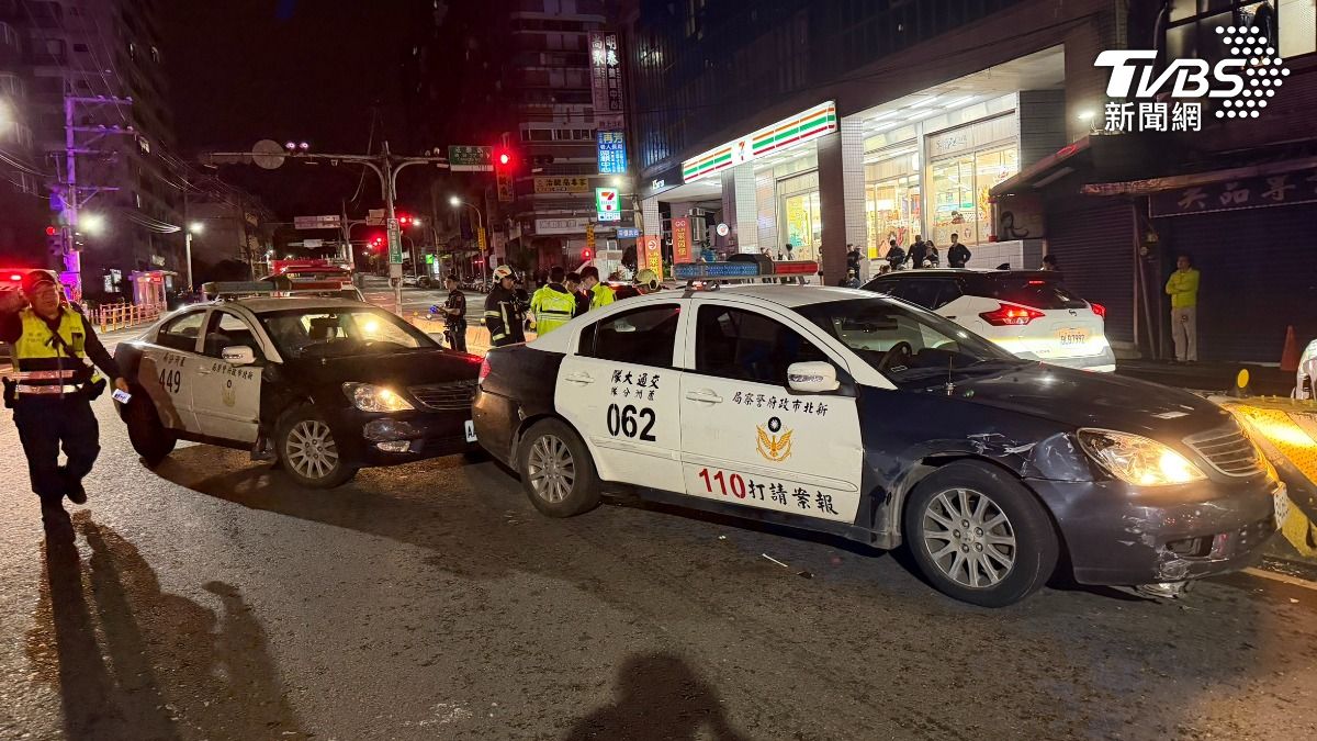 林男行駛至五股區成蘆橋下及成泰路與孝義路口時,無視警方攔截點,竟蓄意衝撞警車企圖強行通過。(圖/TVBS)