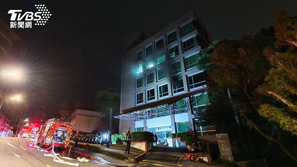 內湖公視大樓凌晨火警!3樓客家電視台起火 外窗猛竄濃煙
