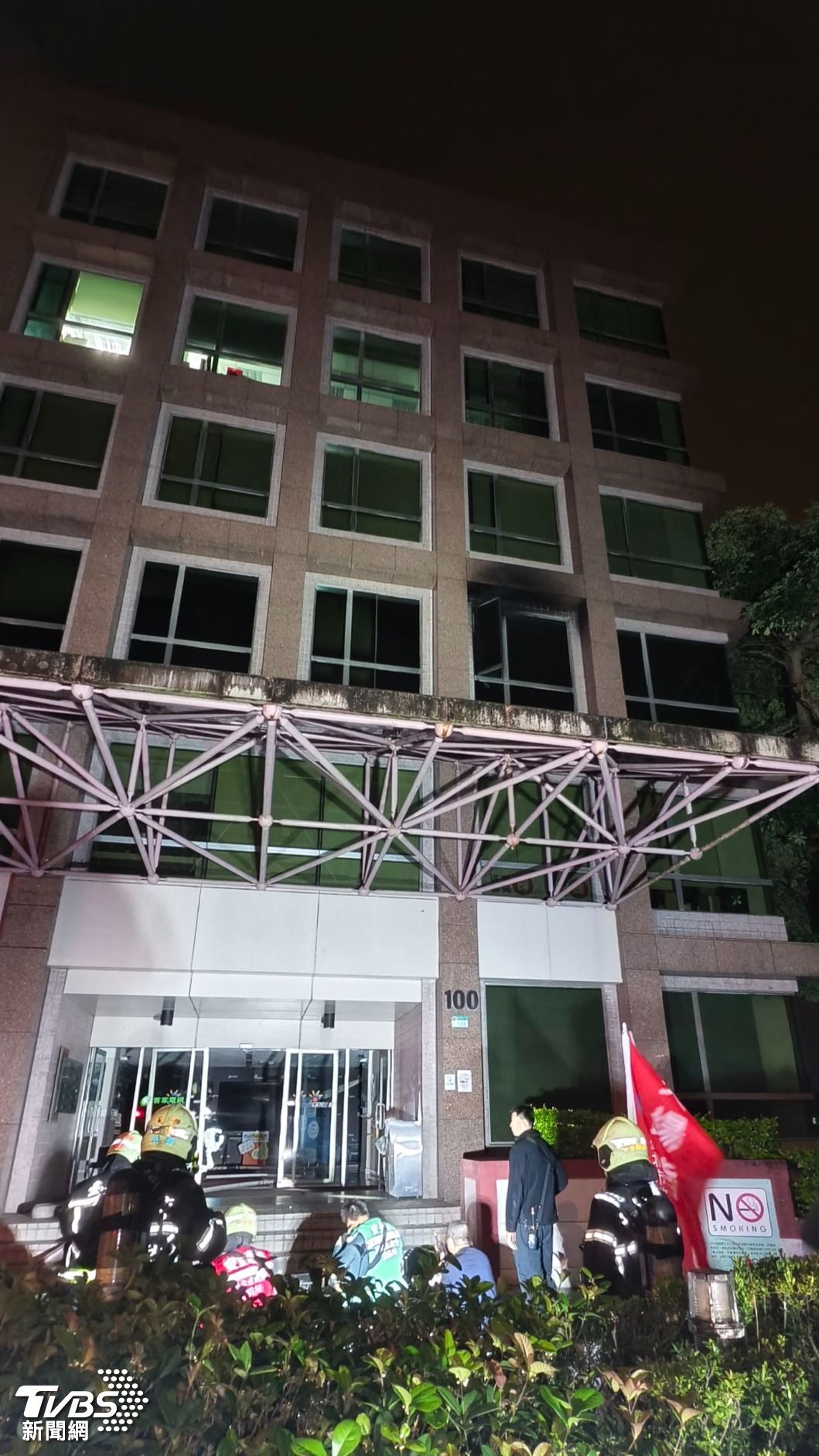 起火範圍主要為3樓辦公室內的電腦設備、辦公用具及桌椅，燃燒面積約10平方公尺。（圖／陳冠宇攝）