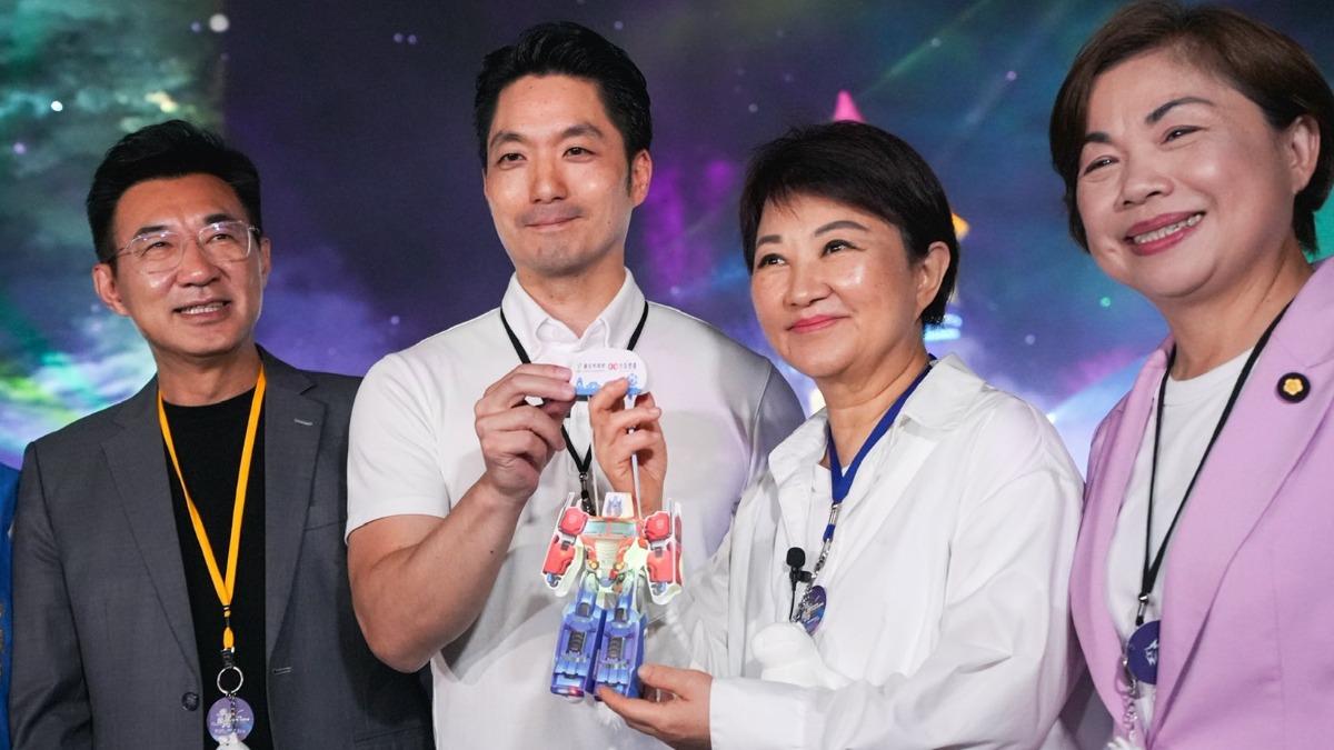 盧秀燕、蔣萬安參觀過程中互動熱絡。(圖/翻攝自蔣萬安臉書)
