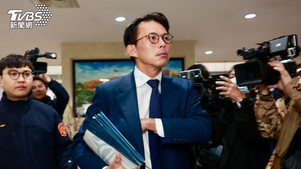 拿「偵訊音檔示範帶」質詢 黃國昌列被告出庭:遺憾與悲傷