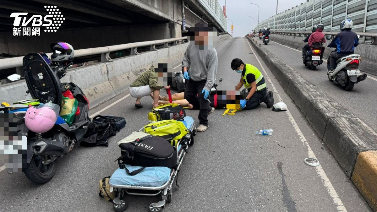 機車騎士自撞分隔島後當場失去生命跡象，警消到場救援。（圖／TVBS）