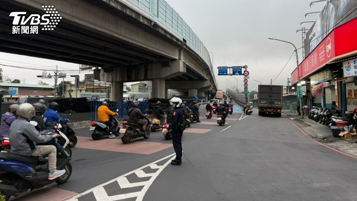 機車騎士於浮洲橋匝道上自撞分隔島,造成車流回堵。(圖/TVBS)