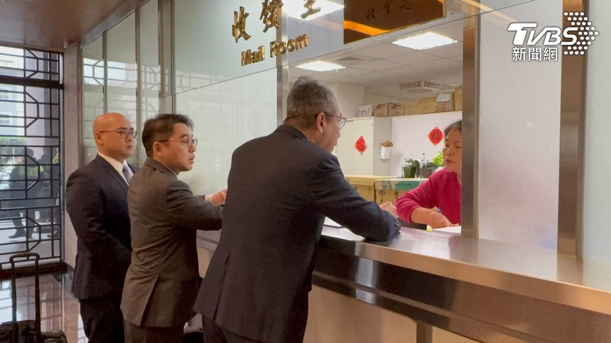 律師鄭深元、陸正義、蕭奕弘遞狀請求個案評鑑。（圖／潘千詩攝）