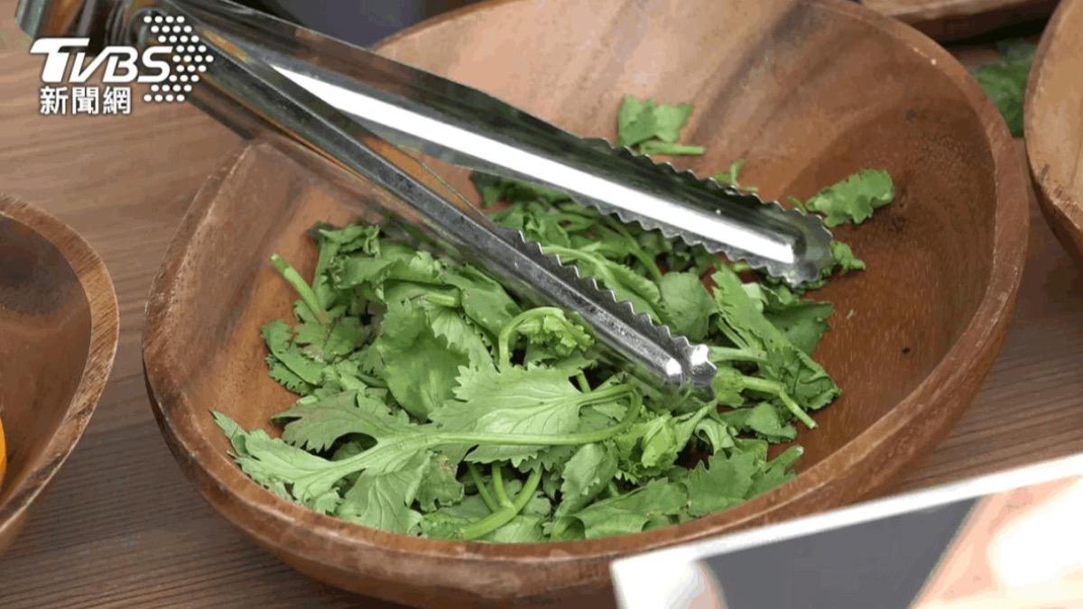 香菜別沖幾秒就吃!專家示警:泥沙細菌、蟲卵恐藏葉縫