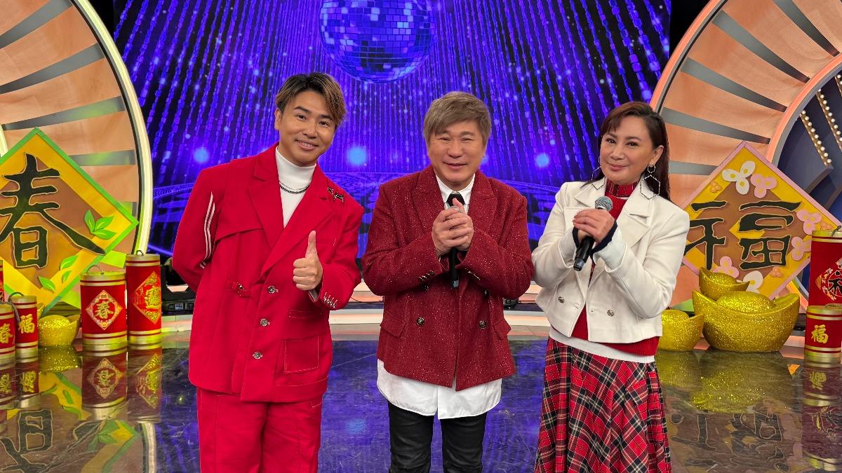 胡瓜(中)、陳亞蘭(右)、歐漢聲主持的《週末最強大》日前才宣布續約第2季,如今又傳出變卦消息。(圖/華視提供)