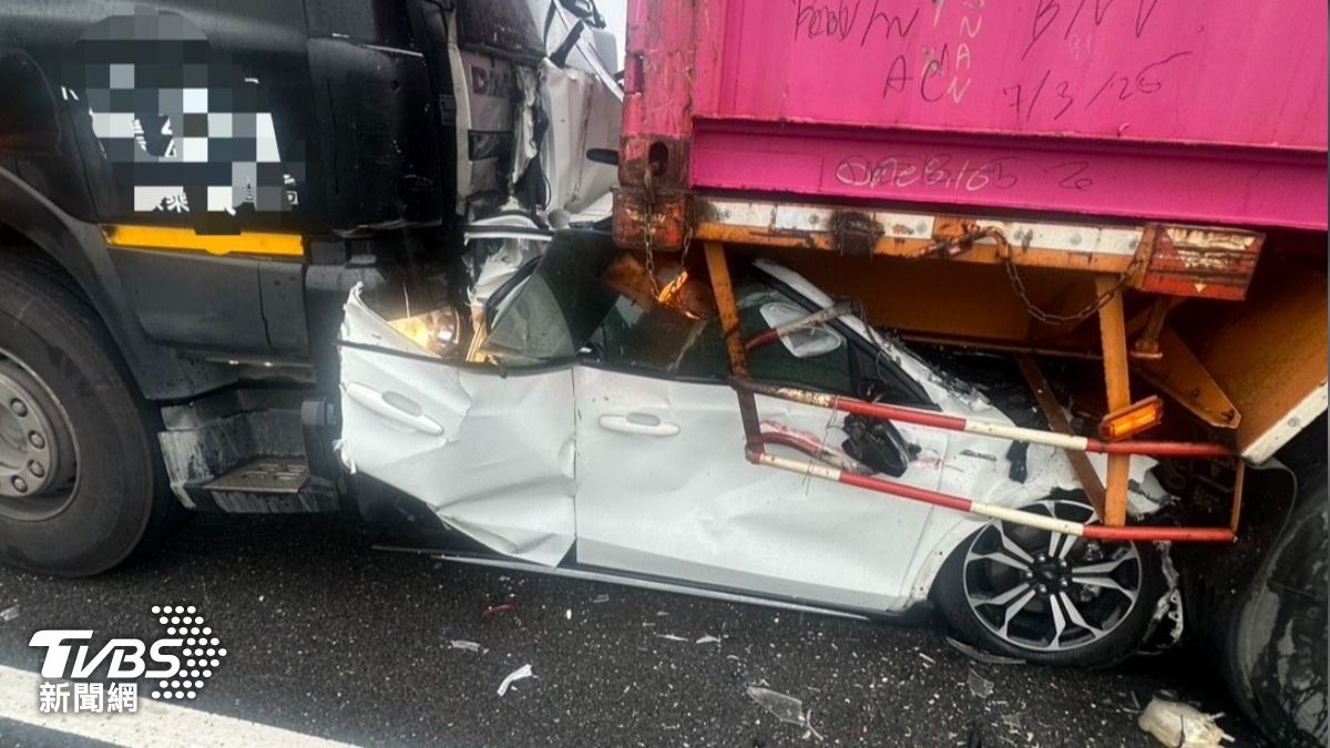 國道死亡車禍！轎車遭夾扁畫面曝　「鐵包肉嵌貨車底」駕駛喪命