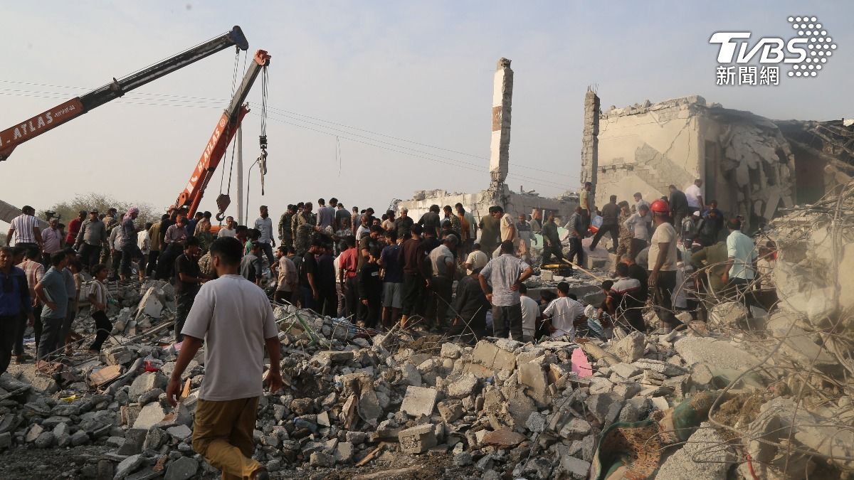 伊朗一所女子小學遭飛彈擊中,造成165人死亡。(圖/達志影像路透社)