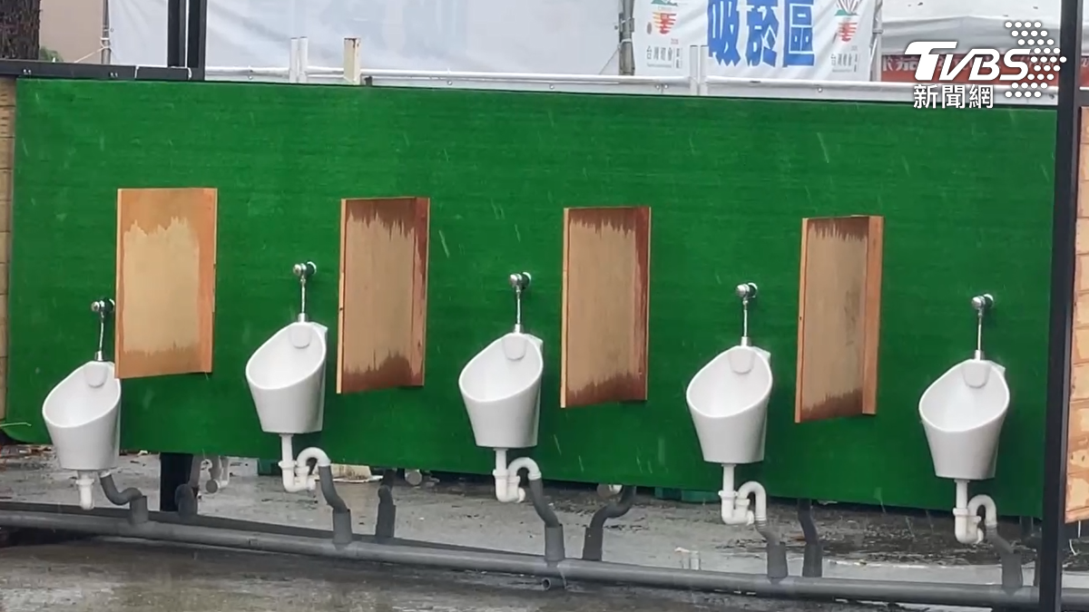今年台灣燈會在嘉義縣舉辦,有民眾發現男生廁所竟然沒有門,被質疑設計過於公開。(圖/TVBS)
