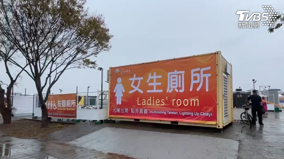 小便斗緊鄰人來人往的通道,且一旁還設有女生簡易廁所。(圖/TVBS)