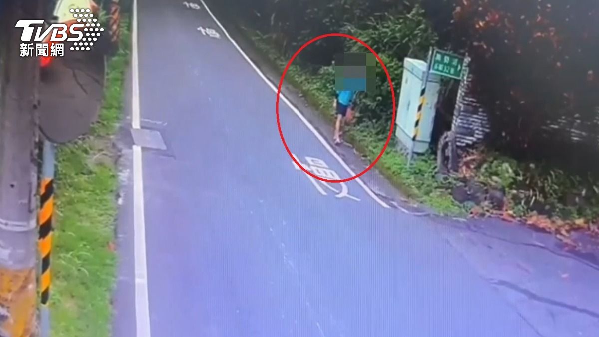 駕駛注意！淡水光頭怪男「突衝馬路」險撞　警一查竟是慣犯