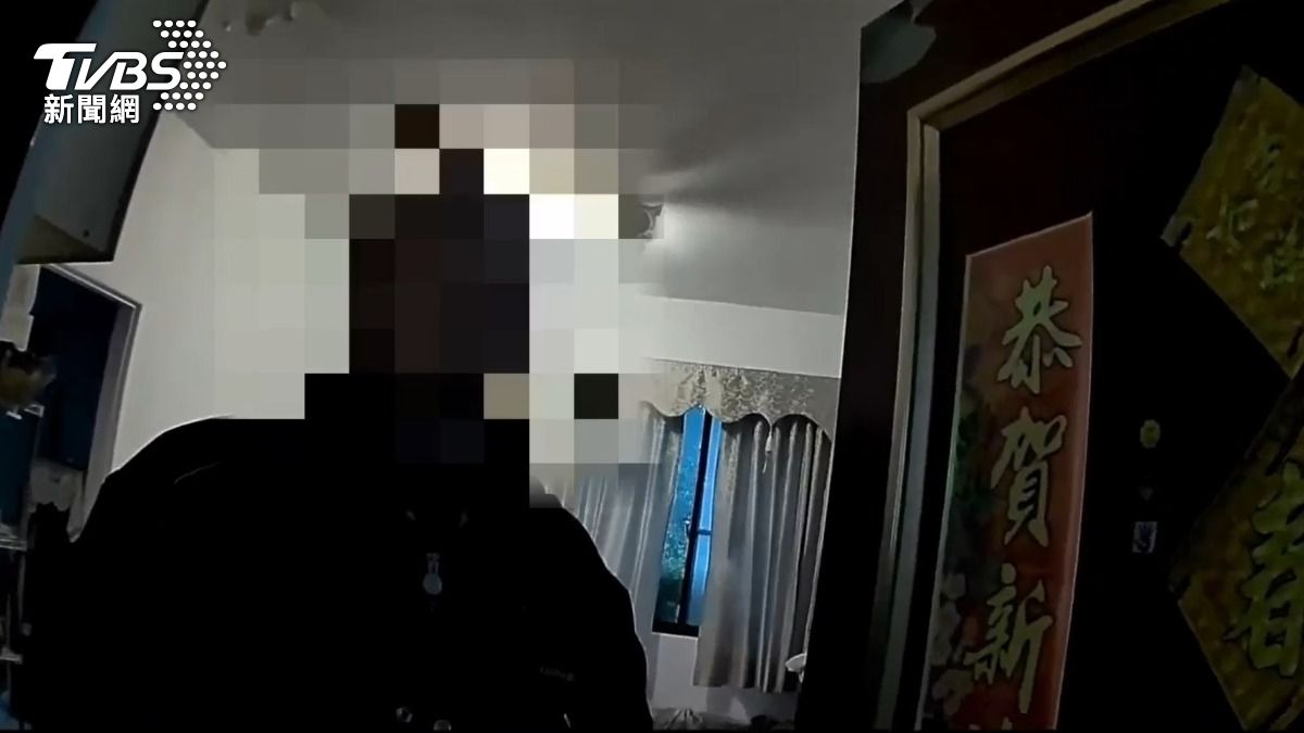何男涉嫌妨害公眾往來安全罪，警方到場將他逮捕。（圖／TVBS）