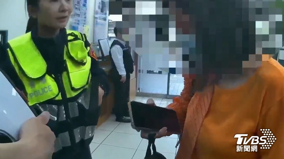 退休女老師想解除400萬定存，經警方勸阻後哽咽道謝。（圖／TVBS）