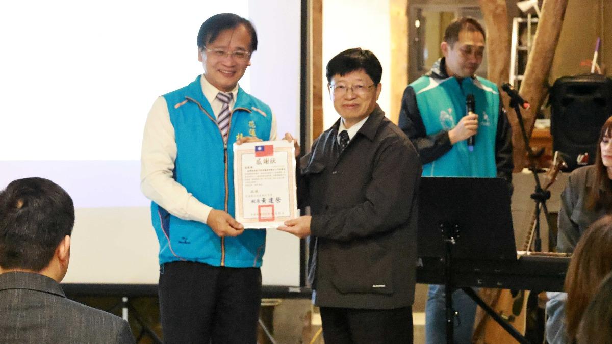 光復國中校長黃建榮致謝總執行長張文信,感謝門諾捐贈保健室醫療器材。(圖/門諾醫院提供)
