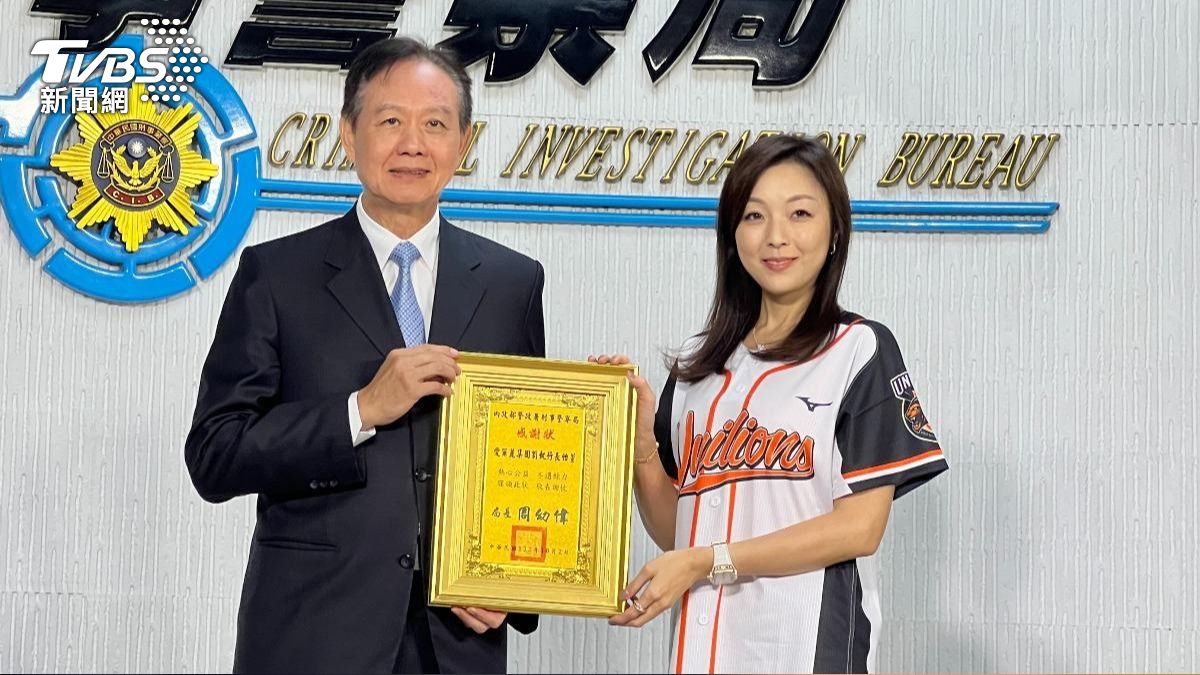 自稱愛爾麗執行長劉怡萱成為王定宇桃色風波女主角。(圖/TVBS)