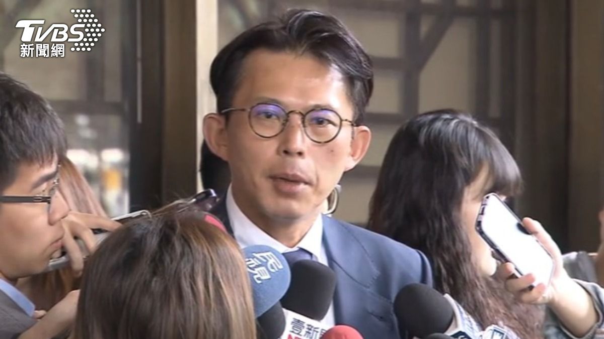 黃國昌去年質詢秀出檢察官偵訊示範帶,遭告發涉嫌偽造文書首度被約談。(圖/TVBS)