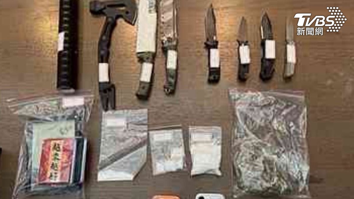 警方蒐證完畢後前往其住處逮捕,在桌上發現大批毒品,同時起出子彈及各種刀械。(圖/TVBS)
