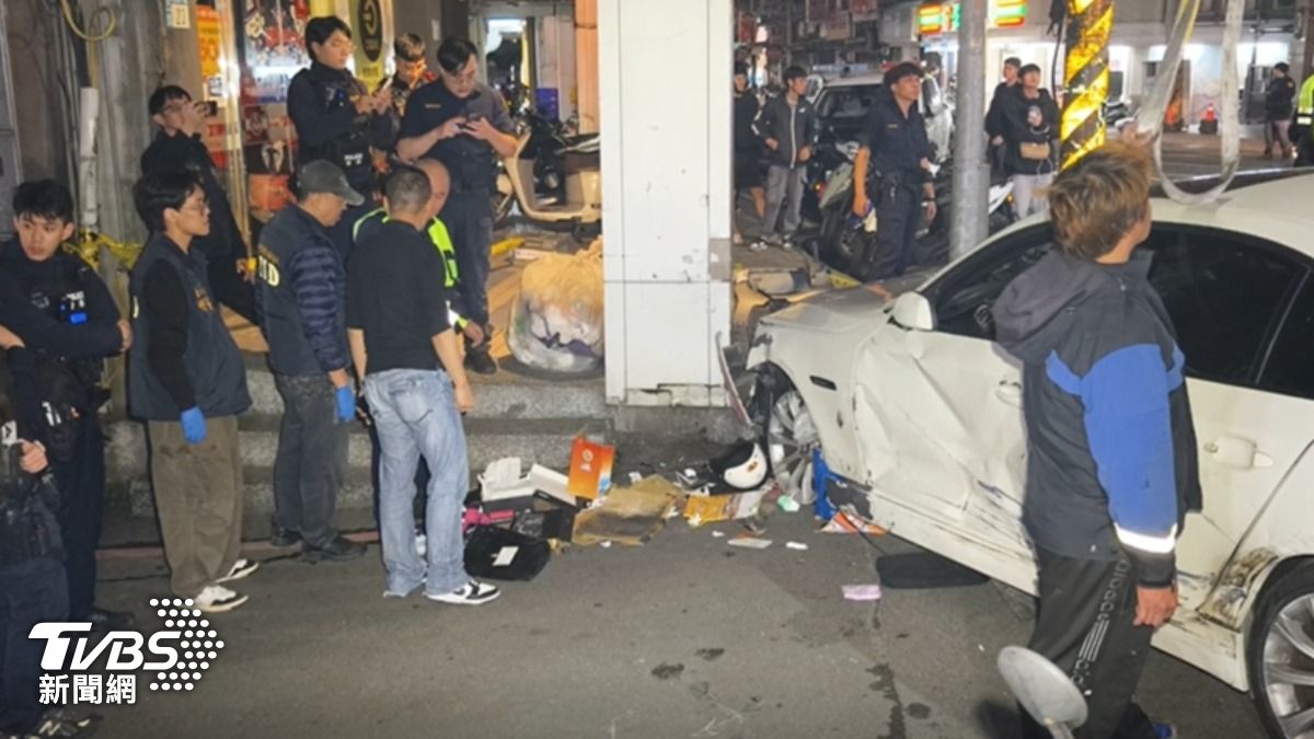 警製造「車流回堵」圍捕,毒駕男囂張衝撞釀2警傷。(圖/TVBS)