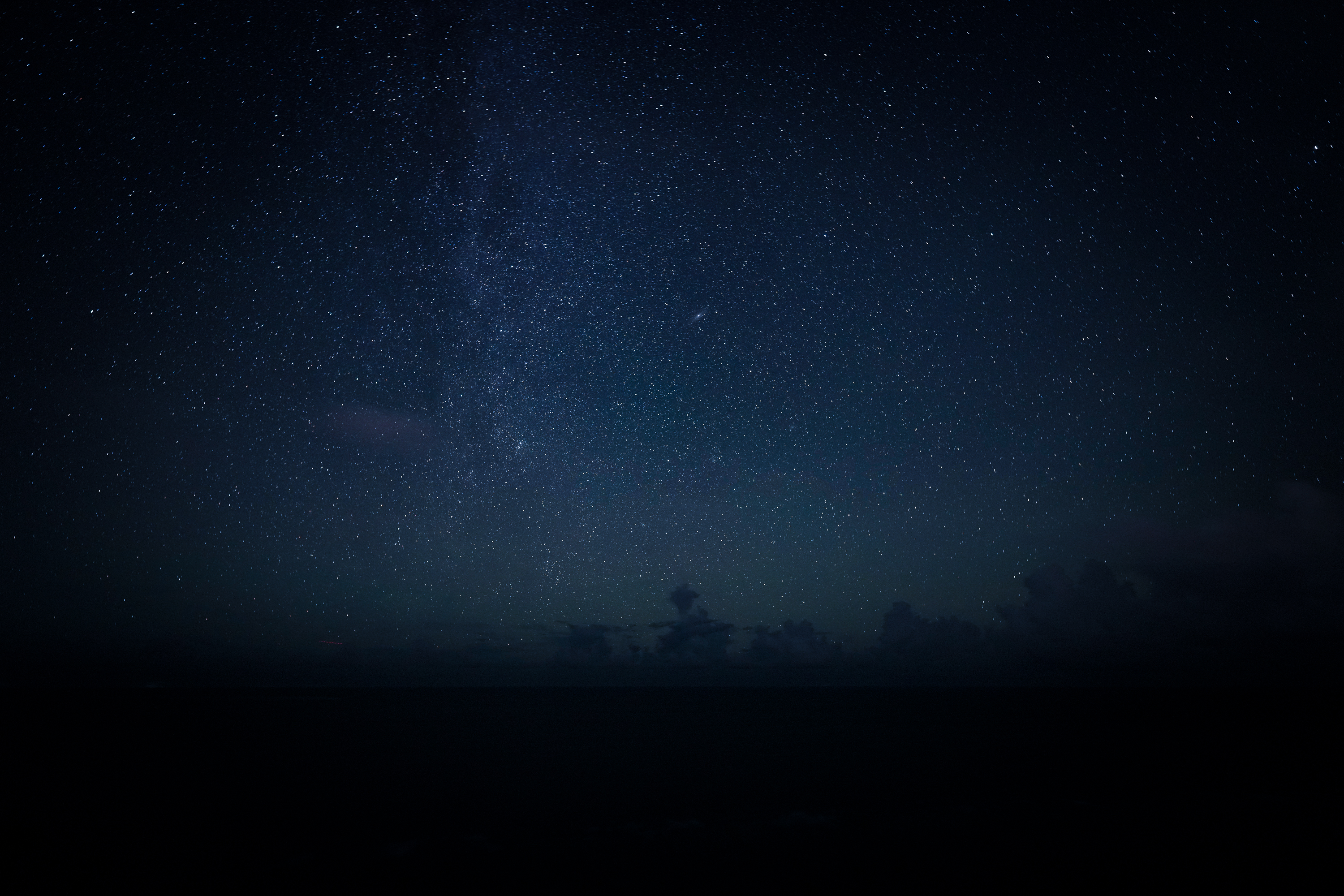 宮古島夜空在無光害的襯托下呈現滿天星斗,展現島嶼靜謐的自然風光。